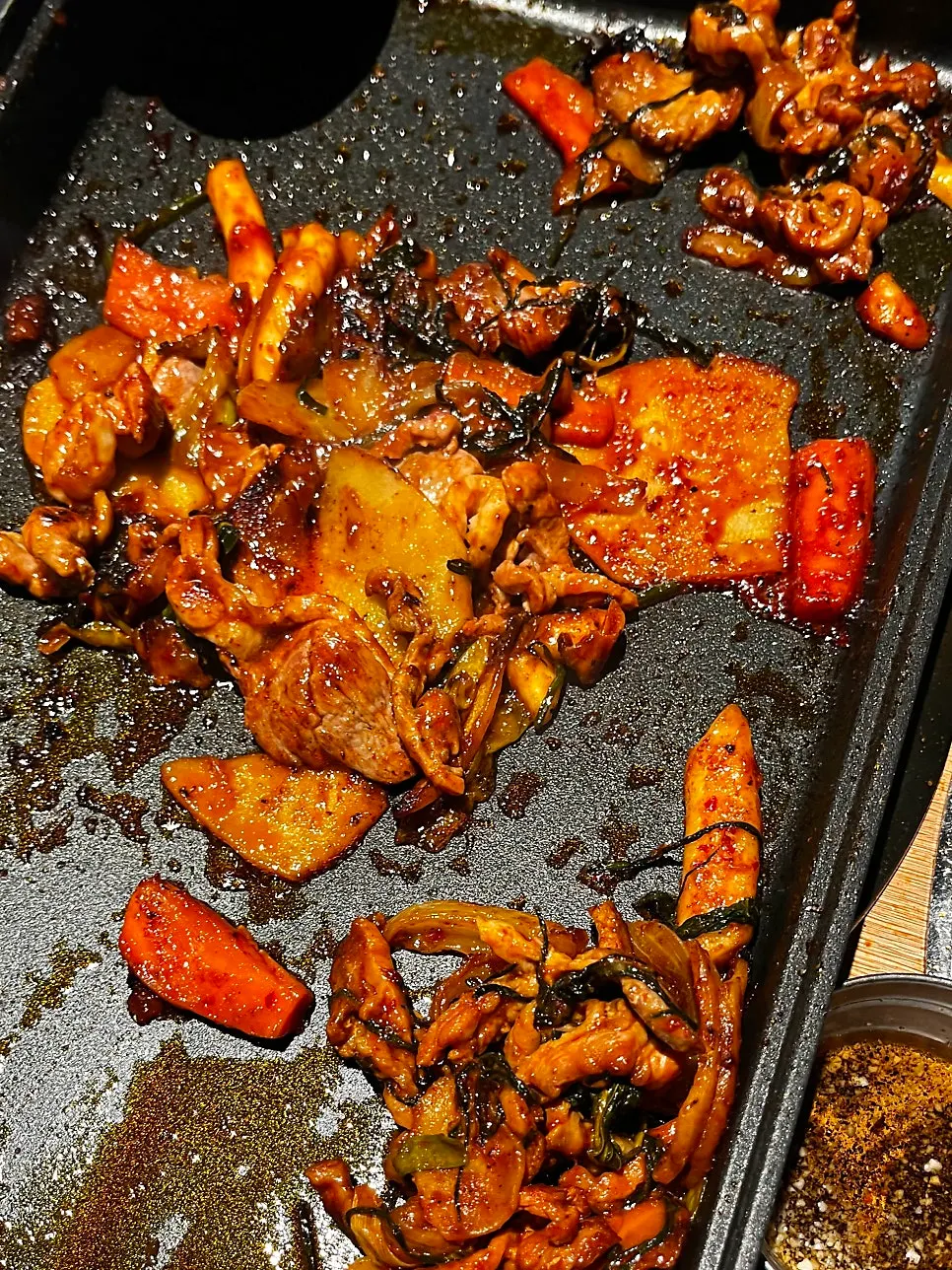 셀프바 주물럭 소스를 뿌려 익힌 생오리