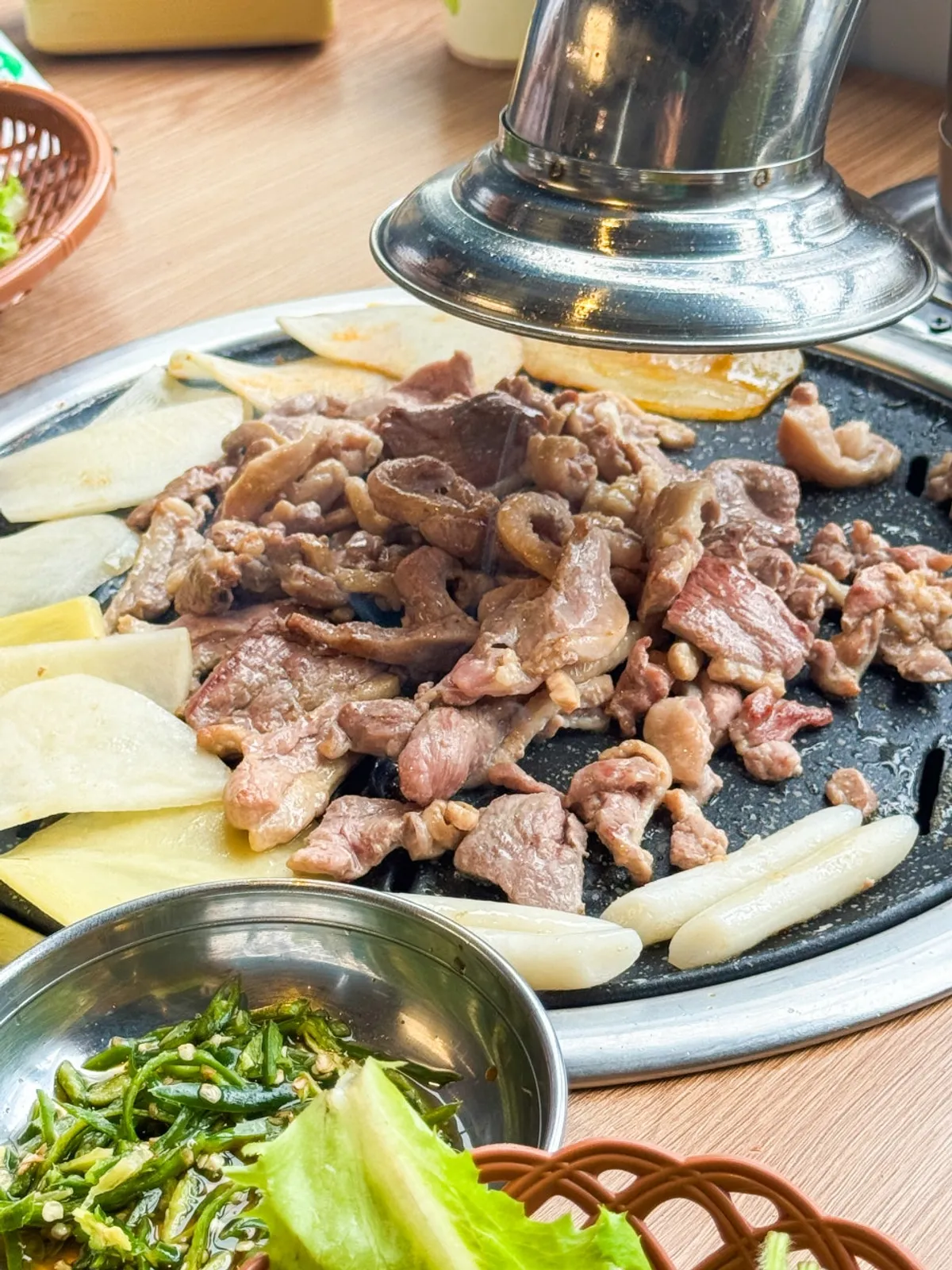 Charcoal-grilled raw duck on a ssam vegetable wrap