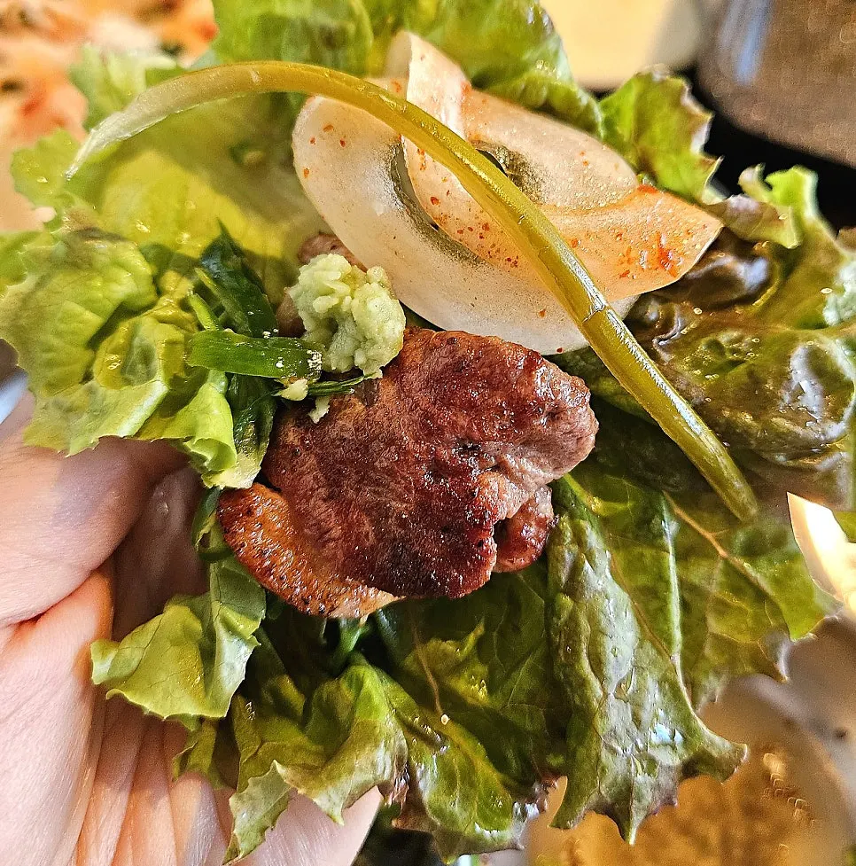 Lettuce wrap with raw duck and garlic