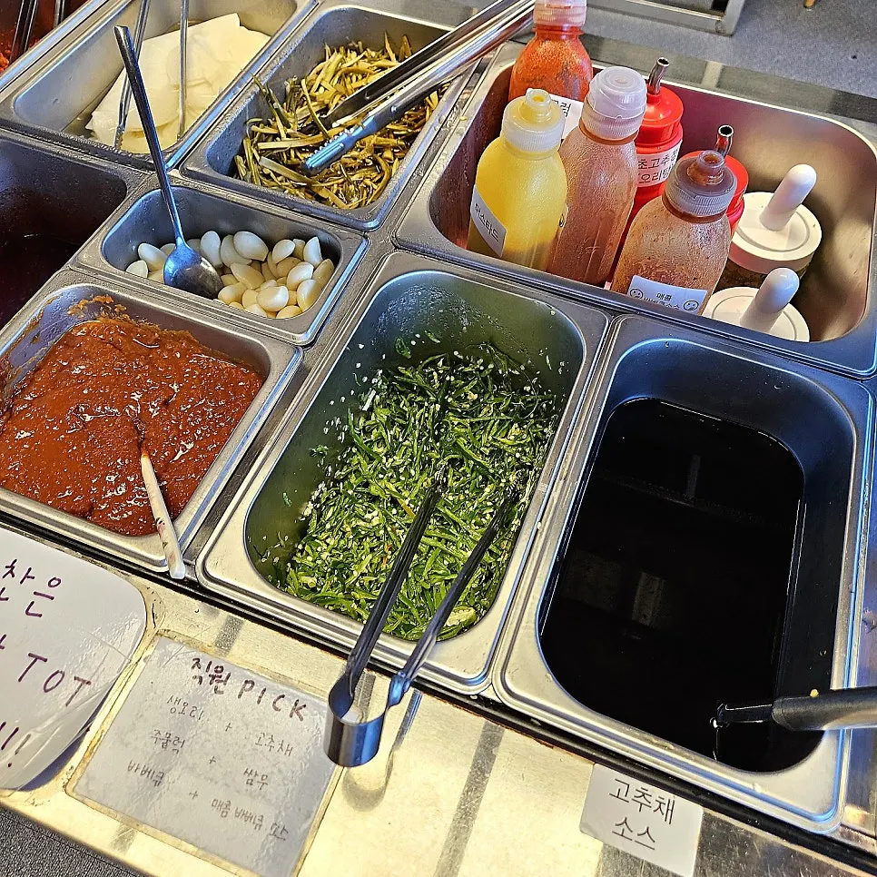 Lettuce wraps and sauce station at the self-serve bar