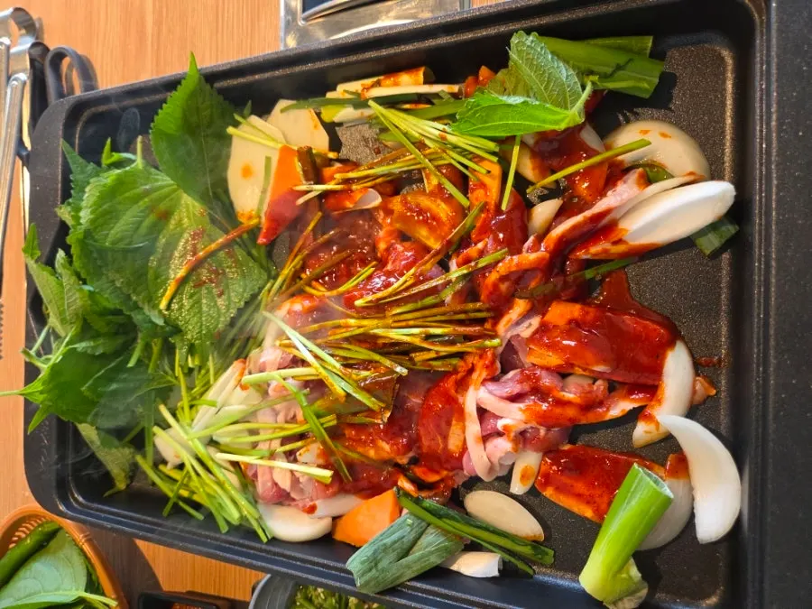Half-and-half duck served with raw duck and marinated duck together