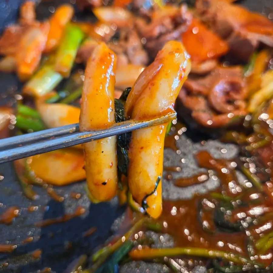 Rice cake grilled in the middle of the pan