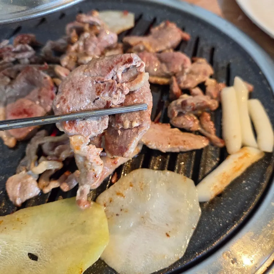 Picking up a piece of grilled raw duck