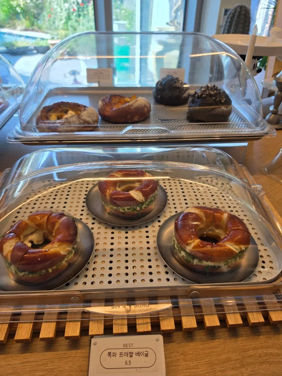 그림스 카페 빵 쇼케이스