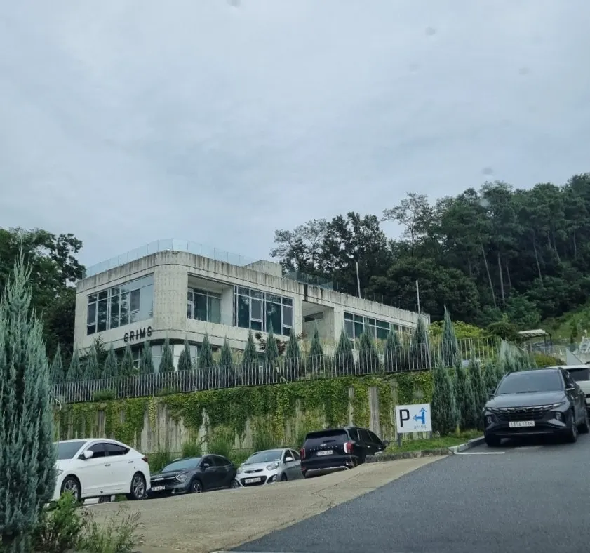 천안 그림스 카페 방문 첫 장면