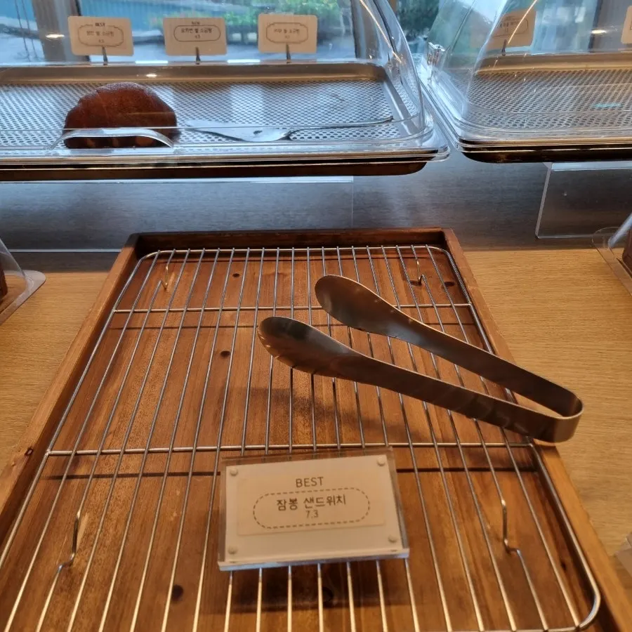 남은 빵이 얼마 없는 그림스 카페 쇼케이스