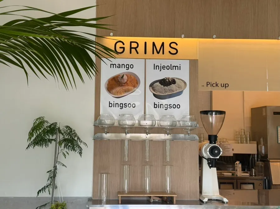 Open, spacious interior of Geurimseu Cafe