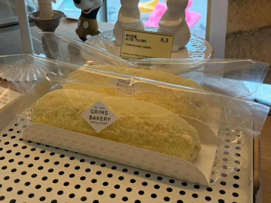 Various breads displayed at Geurimseu Cafe