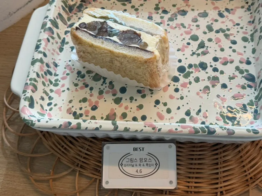 Dog treat corner at Geurimseu Cafe