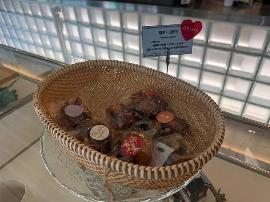 Display space inside Geurimseu Cafe