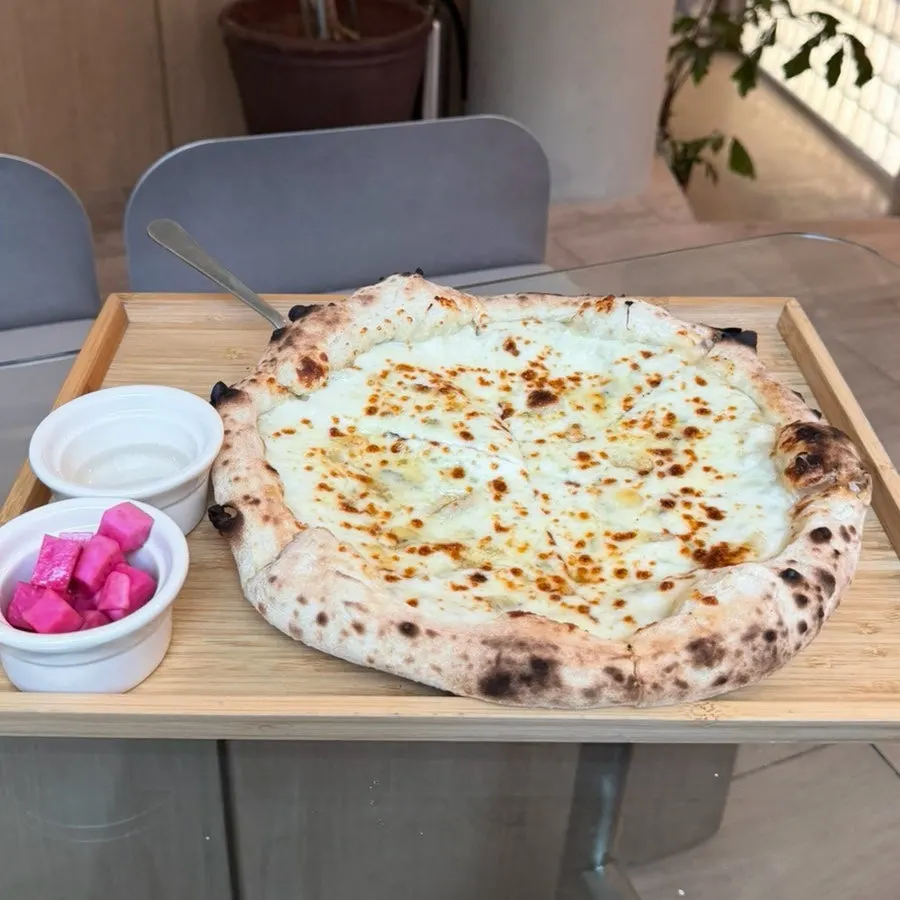 Gorgonzola pizza with honey at Geurimseu Cafe