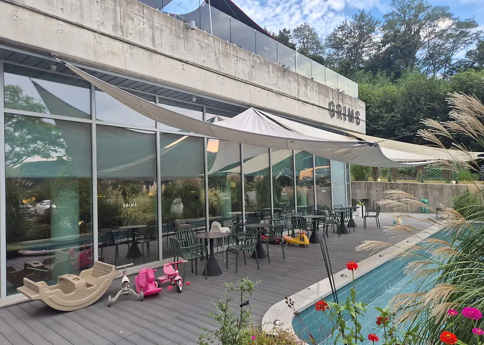 Exterior of Geurimseu Cafe in Cheonan surrounded by mountains and green scenery