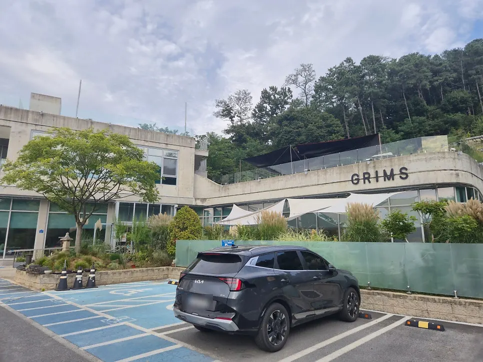 Geurimseu Cafe's spacious parking lot and building entrance
