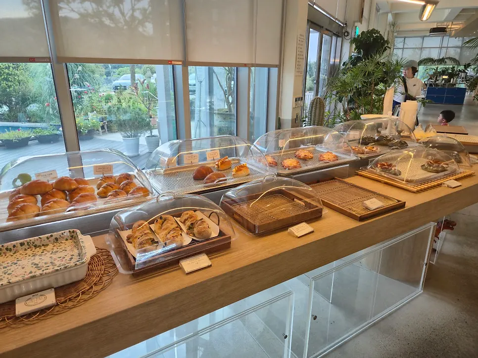 Freshly baked bakery display at Geurimseu Cafe