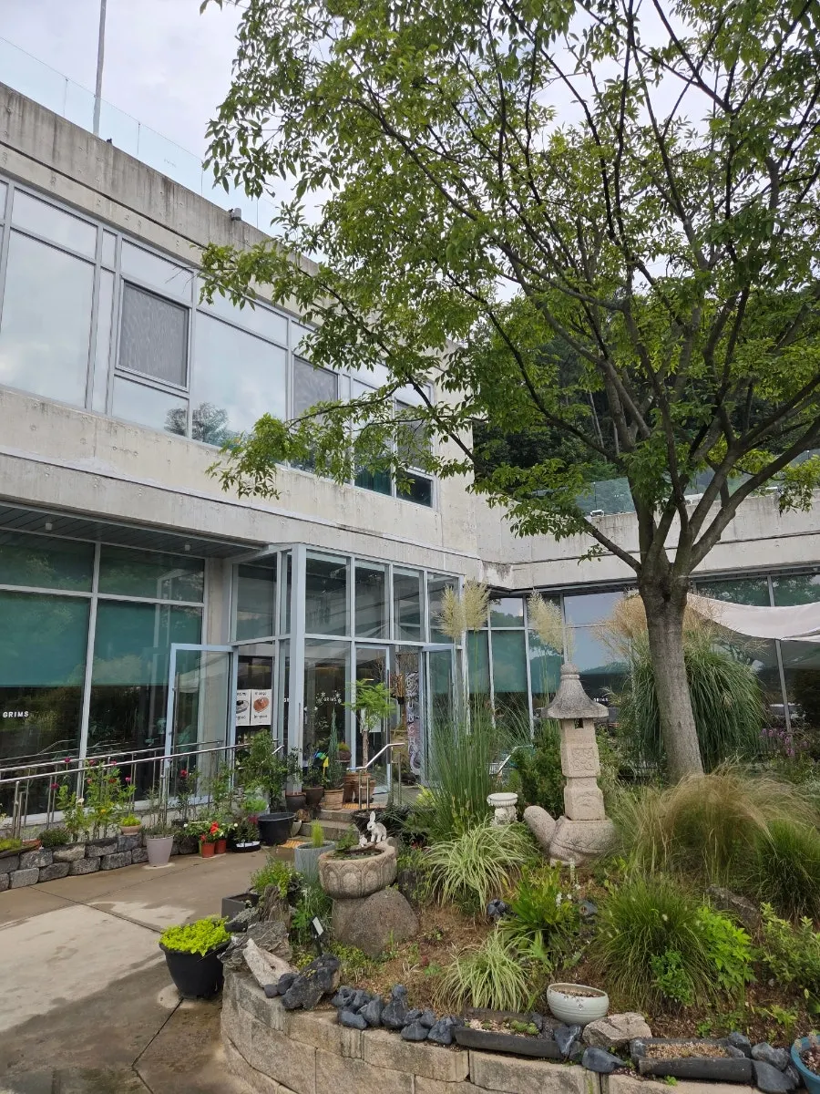 Area parkir luas Geurimseu Cafe