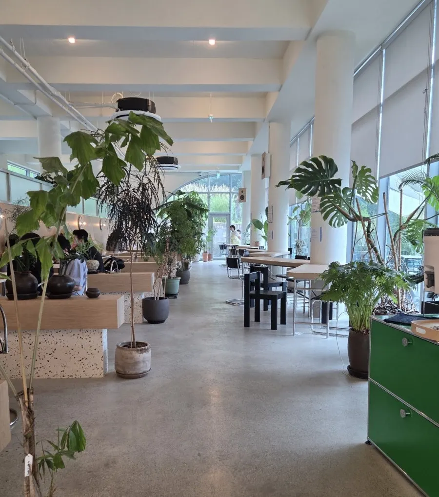 Perabotan aksen di Geurimseu Cafe