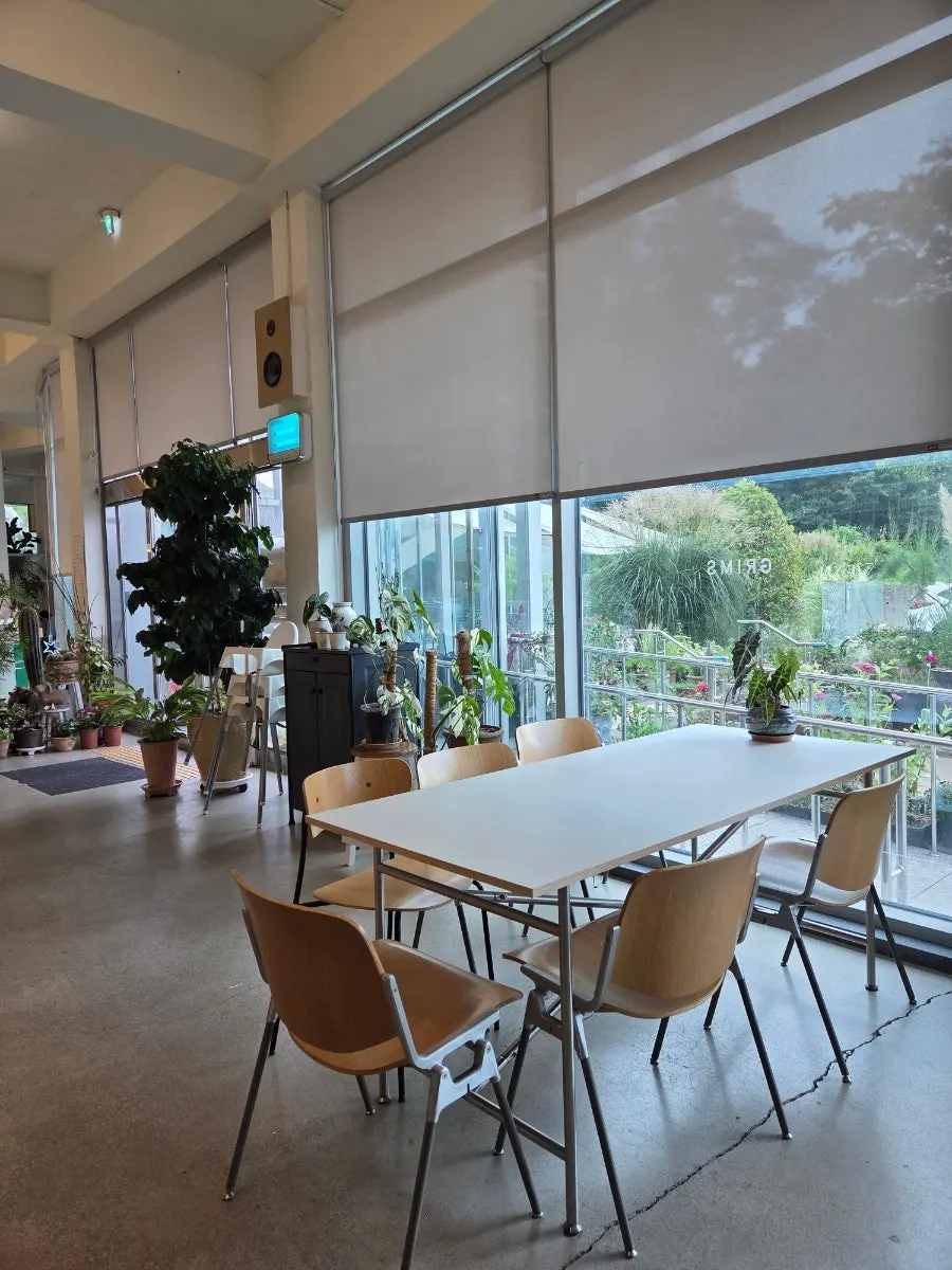 Tempat duduk dan dekorasi di dalam kafe