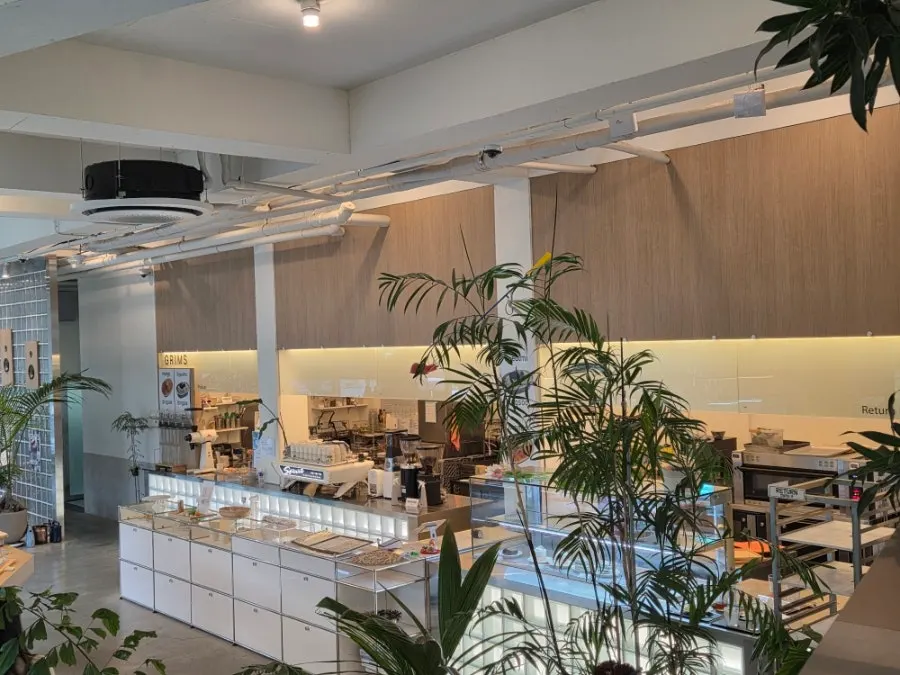 Pemandangan kafe dan meja roti dilihat dari setengah lantai atas