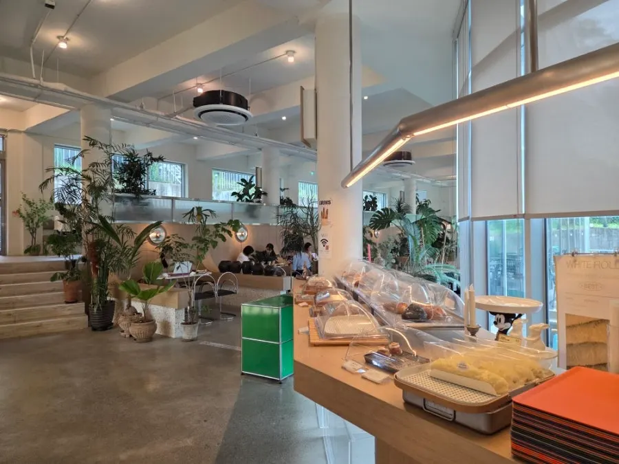 Kasir dan showcase cake Geurimseu Cafe