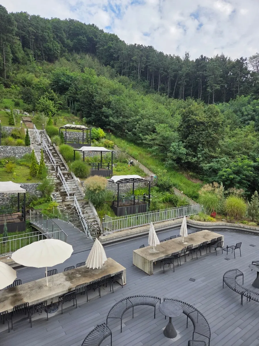 Meja outdoor yang kosong saat hujan