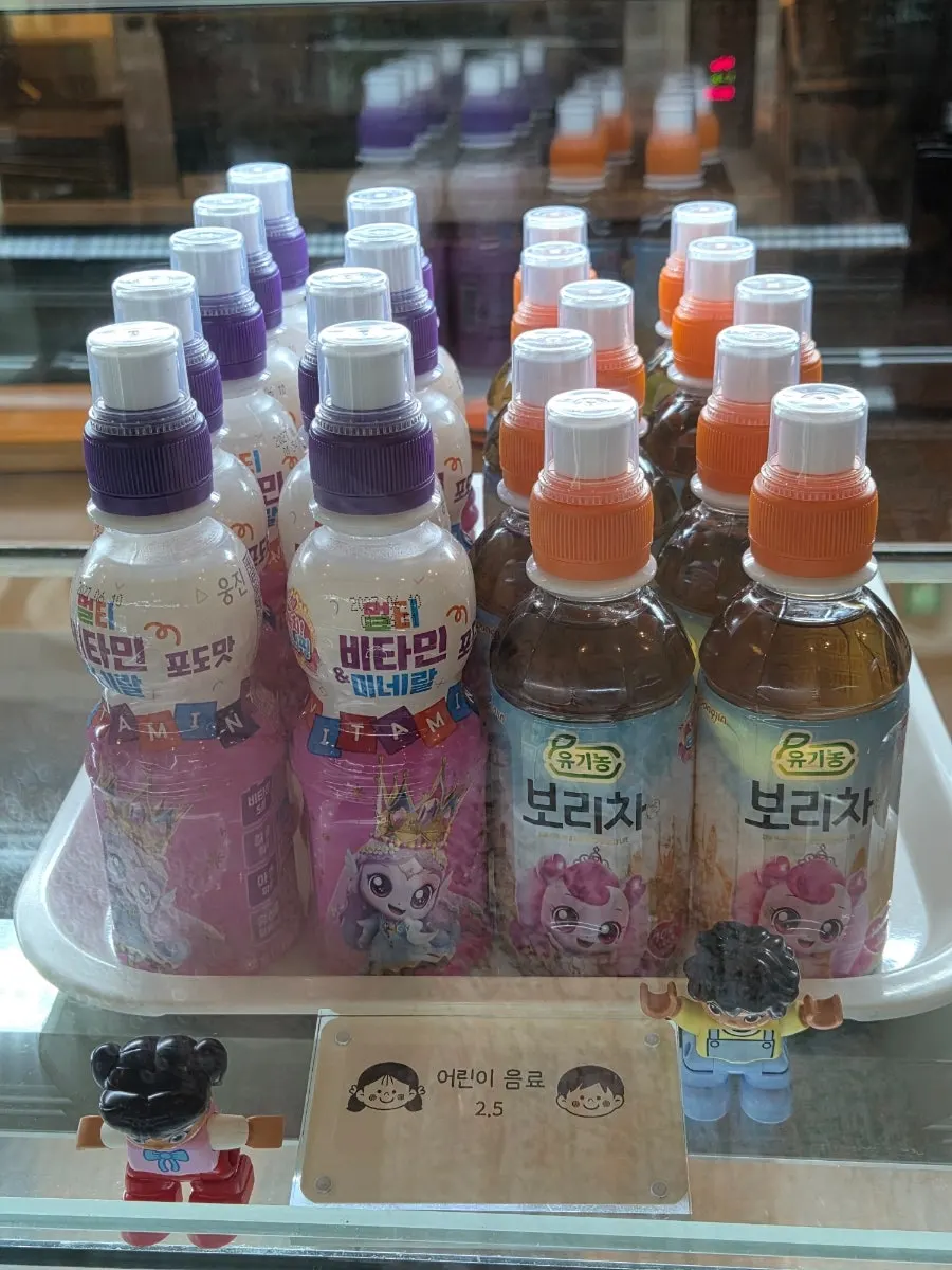 Minuman di showcase dan daftar harga