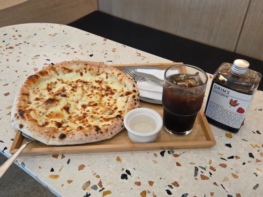 Cold brew concentrate dituang ke gelas es batu