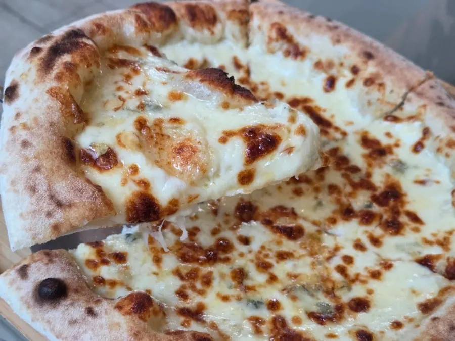 Pizza oven gorgonzola berkulit tipis penuh keju