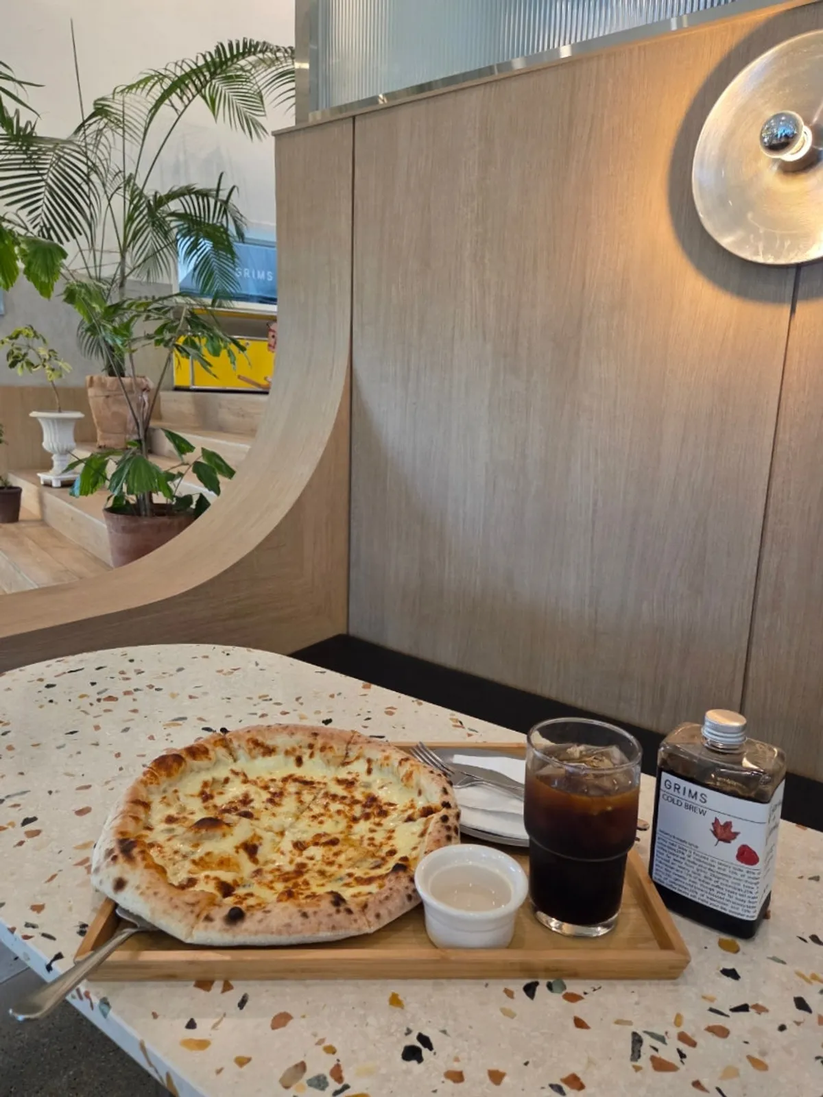 Sepotong pizza gorgonzola Geurimseu Cafe