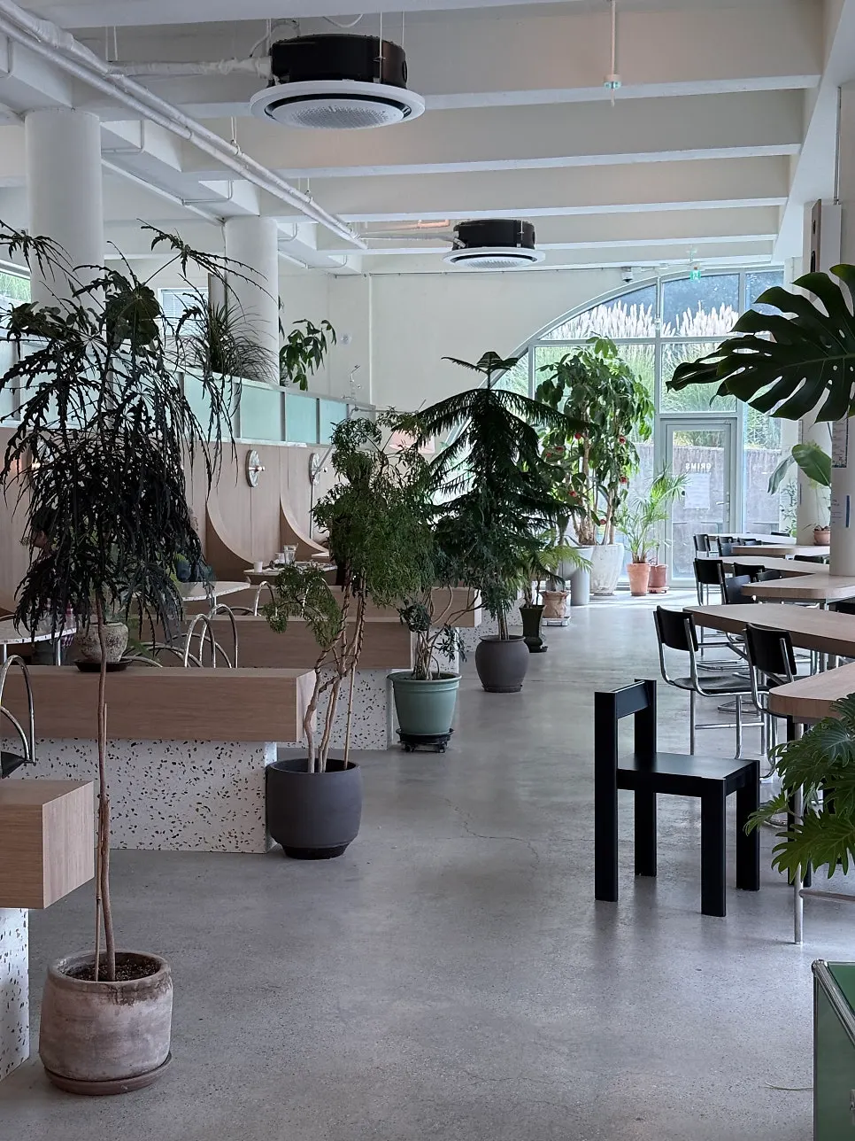 Spacious indoor seating at Geurimseu Cafe