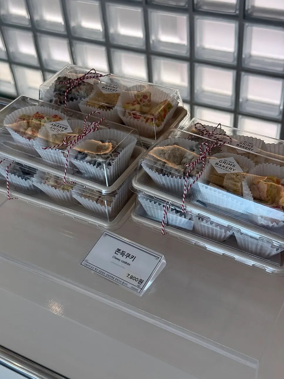 Cake display case