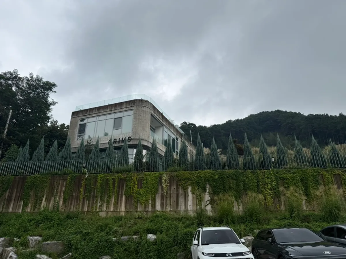 Exterior view of Geurimseu Cafe, a Cheonan brunch café