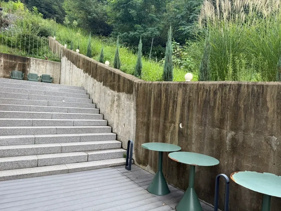 Individual tables on the rooftop space