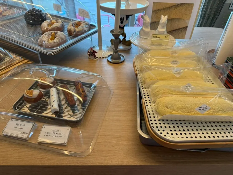 Bakery display counter