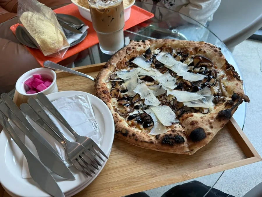 Vanilla latte and the ordered dishes
