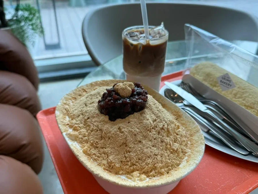 A generous serving of injeolmi bingsu