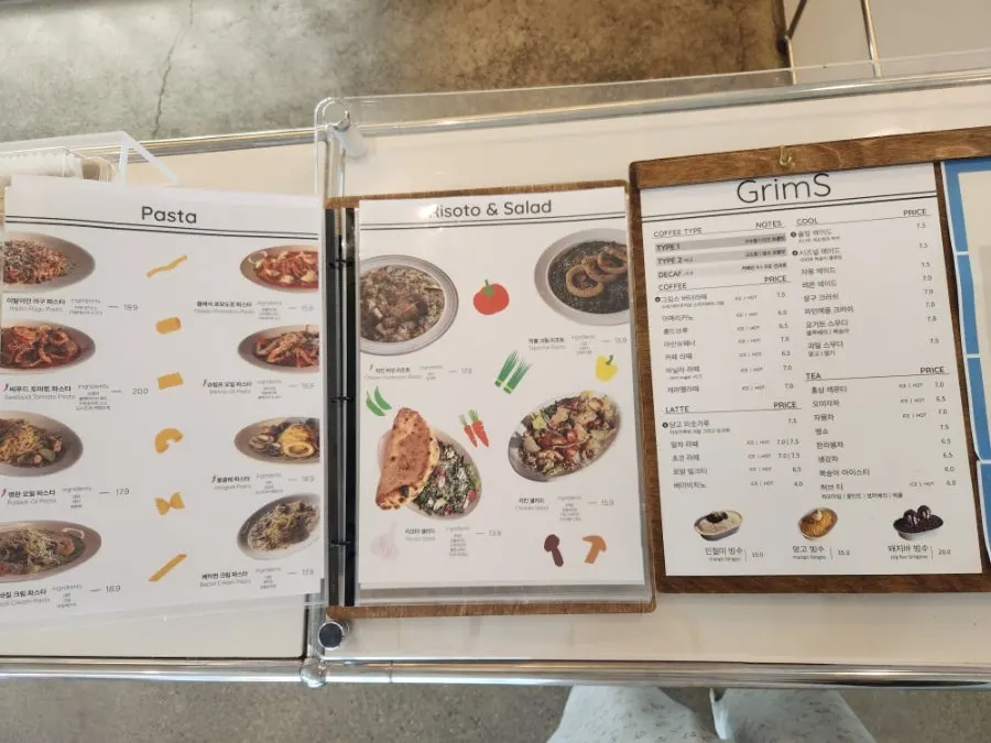 빵이 진열된 그림스 카페 베이커리 쇼케이스