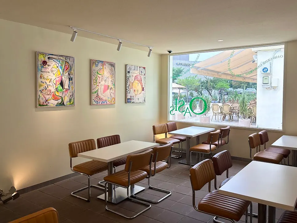 Interior gedung utama Geurine Oasis yang berasa seperti ruang pameran