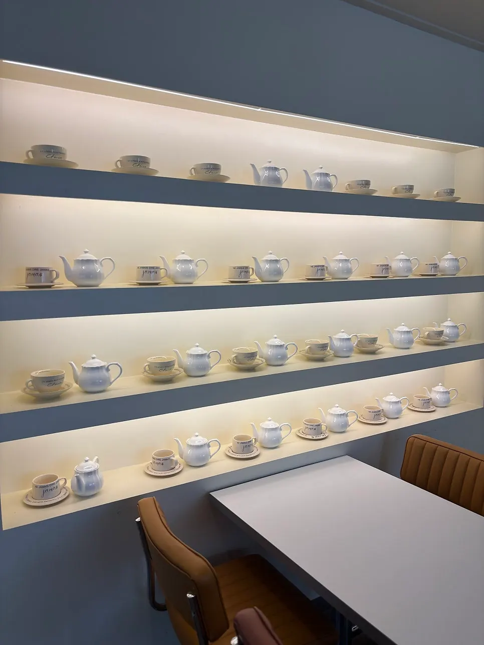 Interior gedung utama saat masuk untuk memesan