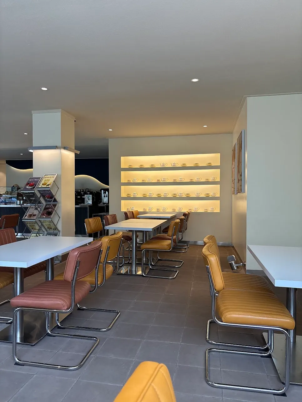 Interior gedung utama bernuansa modern