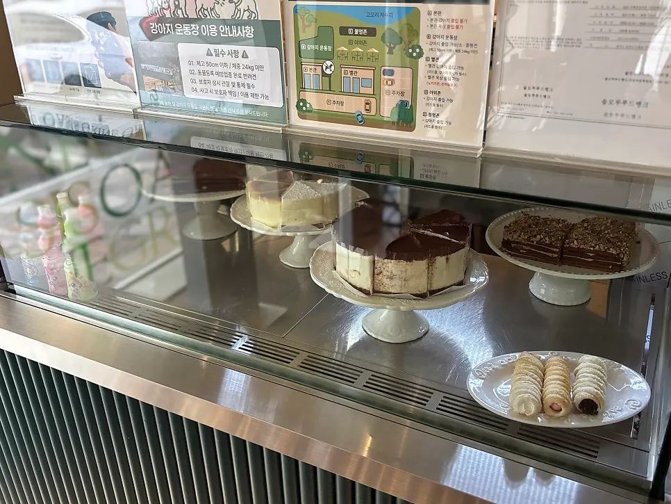 Etalase berisi cake dan roti