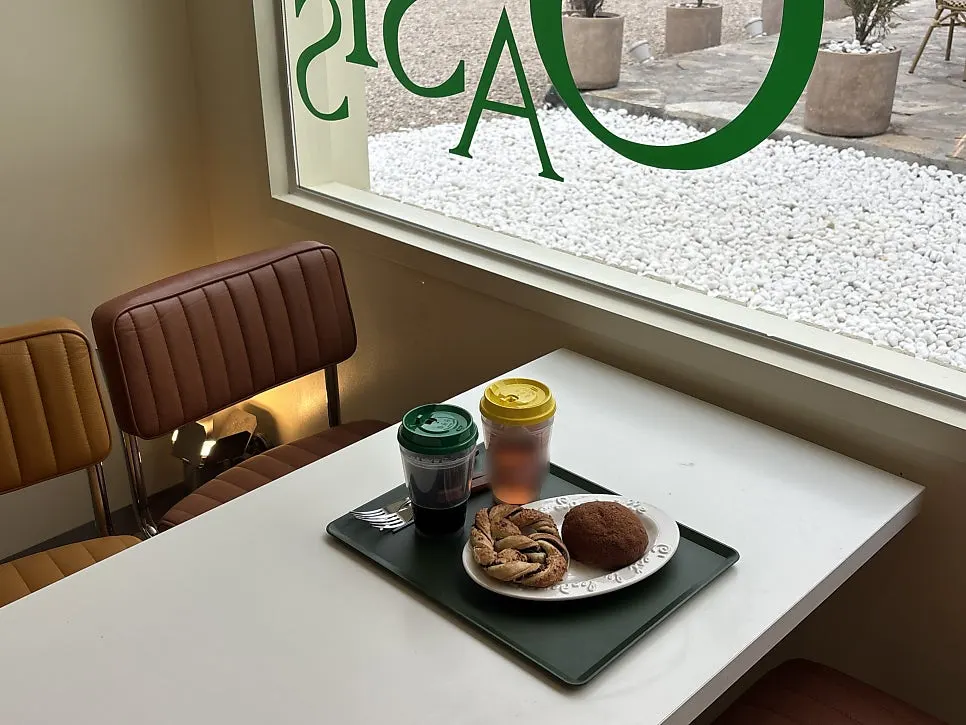 Americano, premium tea, dan dua jenis roti
