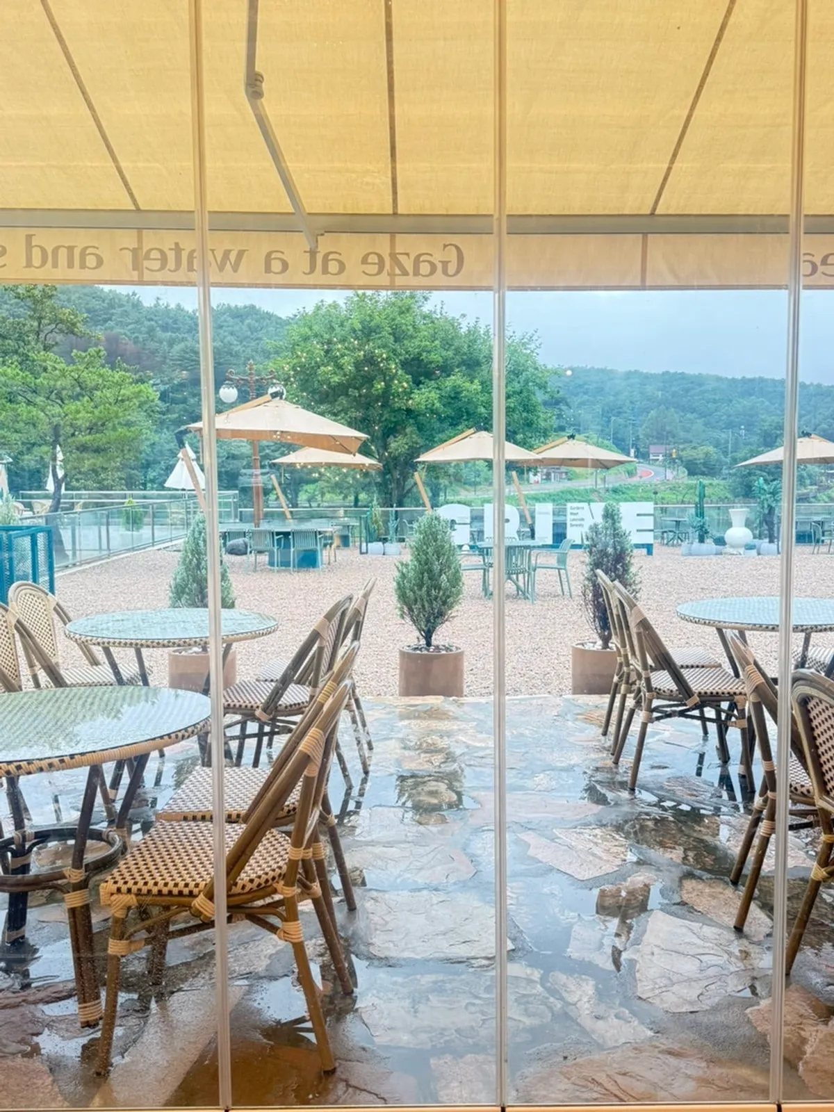 ภายนอกคาเฟ่เบเกอรี่ขนาดใหญ่ Geurine Oasis ที่ Socheul-eup โพชอน