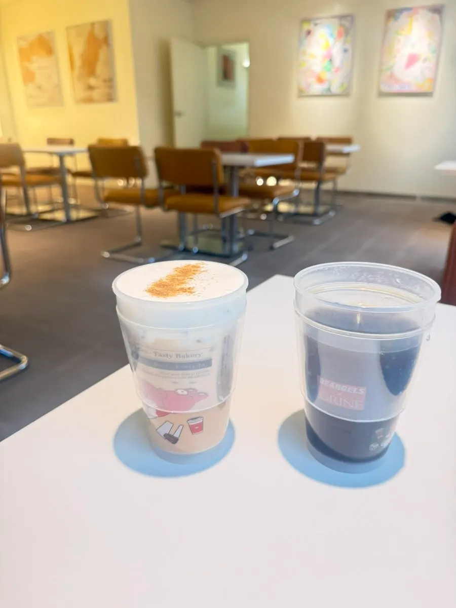 그리네 오아시스 음료와 앙버터 소금빵 세팅