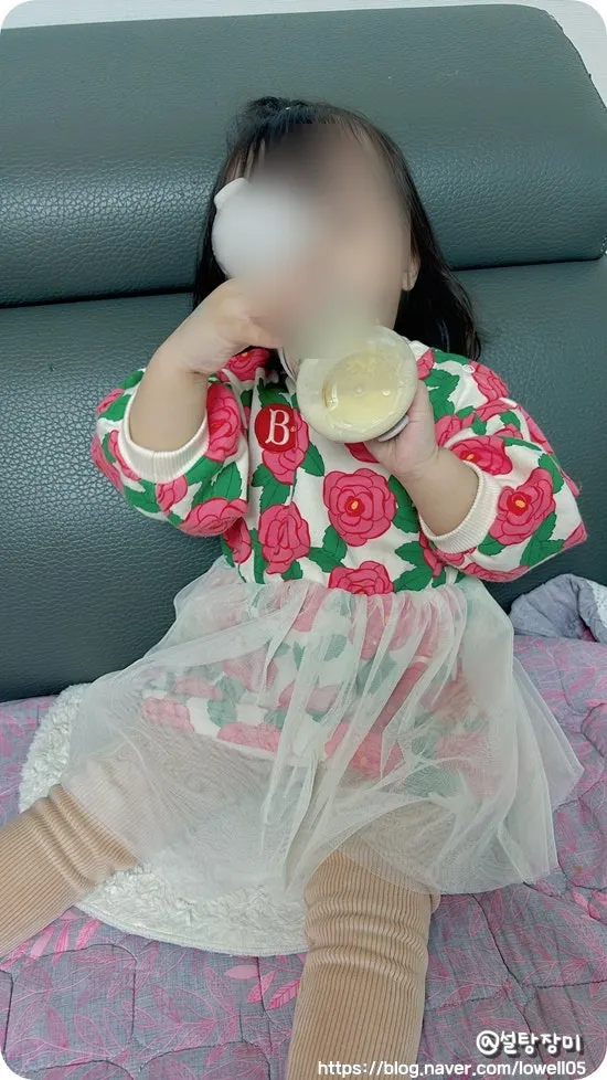 牛乳に粉末を混ぜるおやつ時間