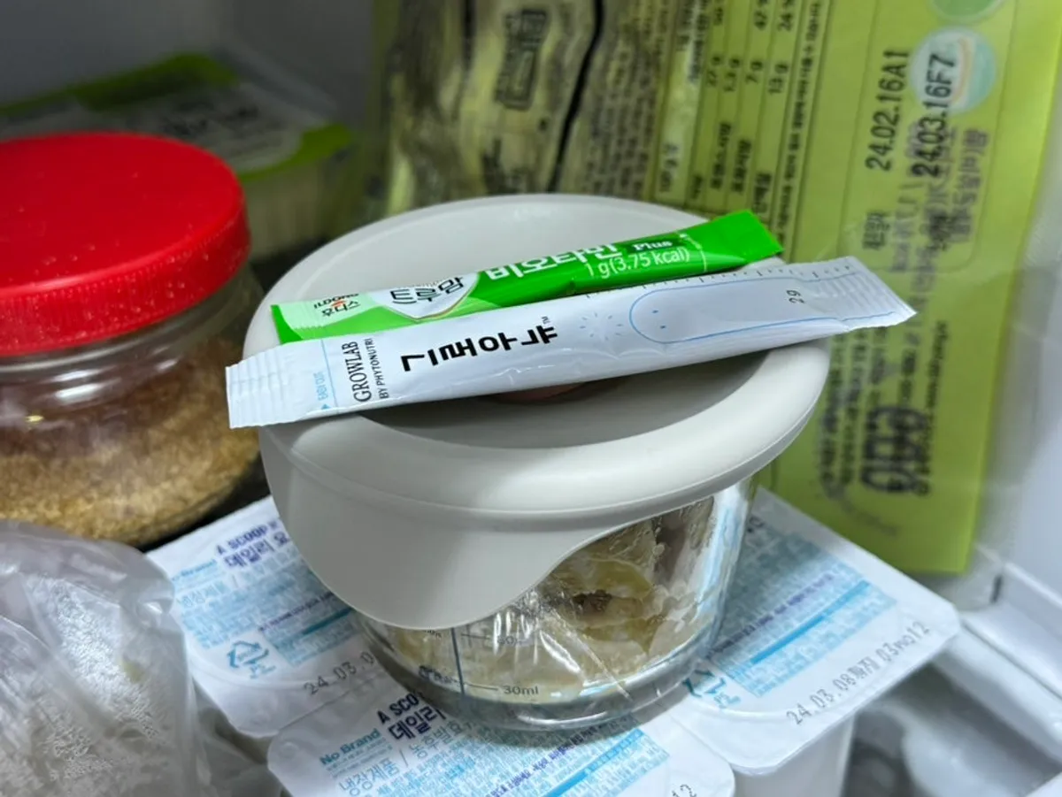 유산균과 영양제 성분 비교 맥락의 사진