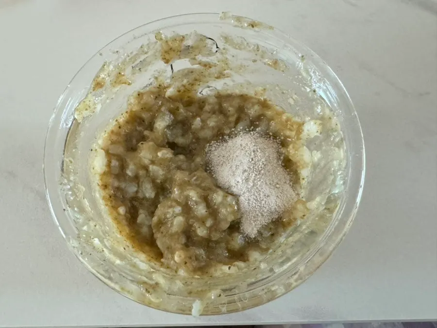 Photo explaining the beige calcium powder particles