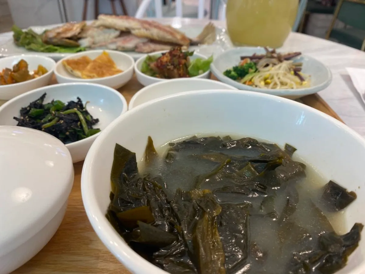 보리굴비와 떡갈비를 주문한 식탁