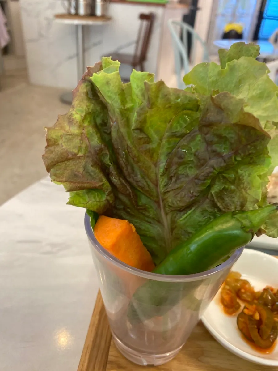 광장시장 근처 한정식집 식사 장면