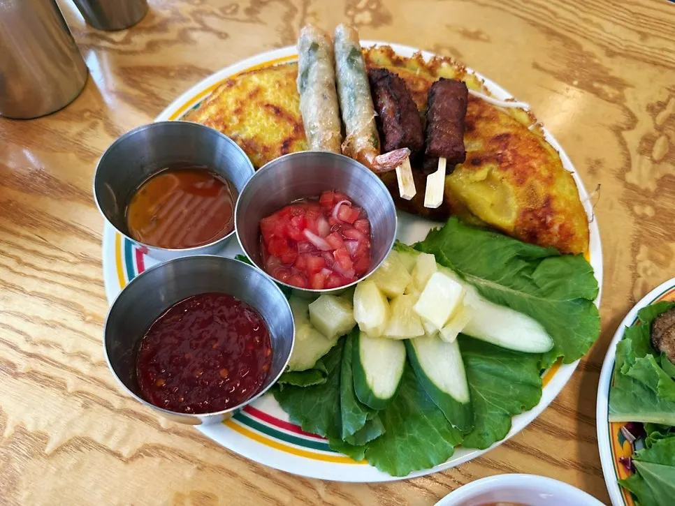 Freshly fried, crispy banh xeo
