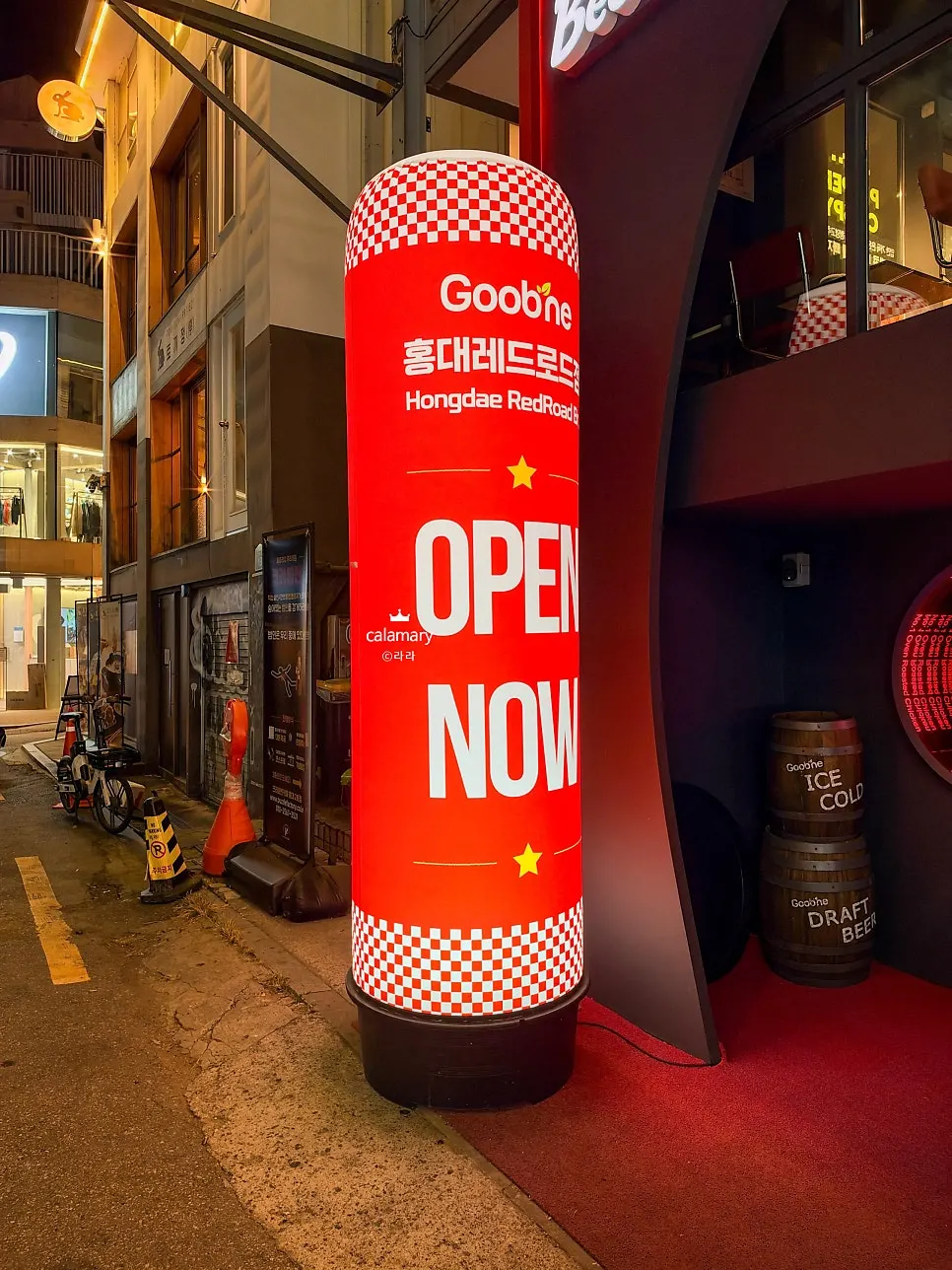 アーチ形の外壁のクッネチキン弘大レッドロード店入口
